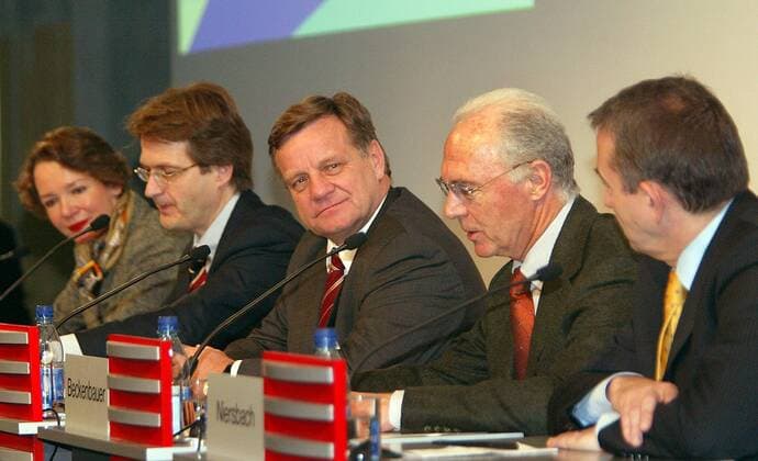 OK Präsident Franz Beckenbauer (re.) und Hartmut Mehdorn (Vorstandsvorsitzender Deutsche Bahn AG) informieren auf einer Pressekonferenz über ihre Zusammenarbeit, wobei der Deutschen Bahn bei der WM 2006 die Rolle des nationalen Förderers zukommt Fußball WM Herren Vorschau 2004 Weltmeisterschaft 2006, Pressetermin, Funktionär, Funktionäre, Organisationskomitee Gruppe Berlin