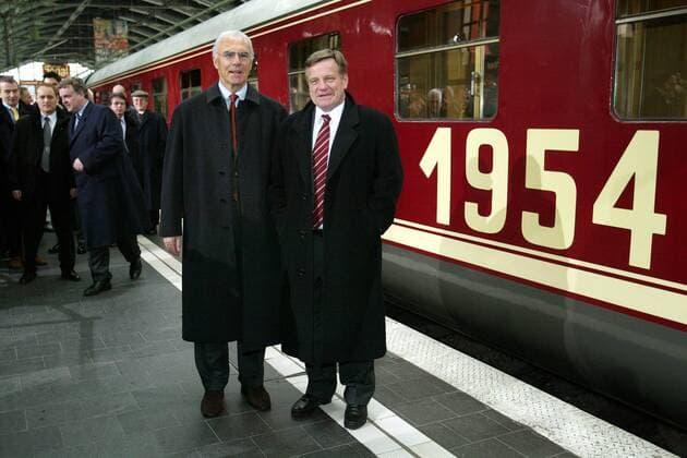Die Deutsche Bahn wird bei der WM 2006 Nationaler Förderer, OK Präsident Franz Beckenbauer (li.) und Hartmut Mehdorn (Vorstandsvorsitzender Deutsche Bahn AG) auf dem Ostbahnhof vor einem Waggon des Weltmeisterzuges von 1954 Fußball WM Herren Vorschau 2004 Weltmeisterschaft 2006, Pressetermin, Funktionär, Funktionäre, Organisationskomitee Gruppe Berlin