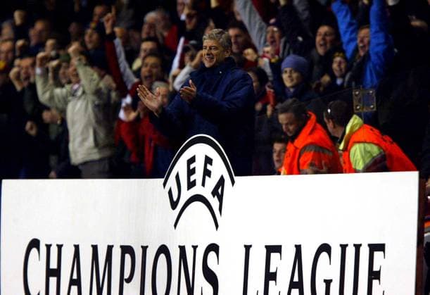 Trainer Arsene Wenger (Arsenal) applaudiert seinen Spielern zu ihrem erfolgreichen Champions League Auftritt Fußball EC 1 Herren Champions League 2004 2005, FC Arsenal Totale London Freude,