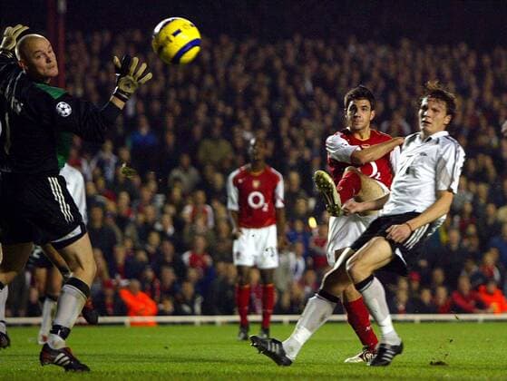 Cesc Fabregas (Arsenal) überwindet Torwart Espen Johnsen (Rosenborg) und erzielt das Tor zum 3:0 Fußball EC 1 Herren Champions League 2004 2005, FC Arsenal - Rosenborg Trondheim Gruppe London