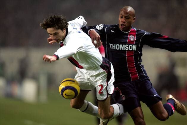 Deividas Semberas (li., ZSKA Moskau) gegen Fabrice Pancrate (Paris St. Germain) Fußball EC 1 Herren Champions League 2004 2005, Paris Saint Germain - ZSKA Moskau 1:3, PSG, CSKA Gruppe pan0011 Paris Dynamik,  