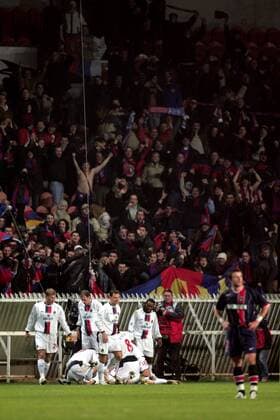 Torjubel ZSKA Moskau vor dem jubelnden Fanblock Fußball EC 1 Herren Champions League 2004 2005, Paris Saint Germain - ZSKA Moskau 1:3, PSG, CSKA Gruppe pan0011 Paris Begeisterung, Freude,  