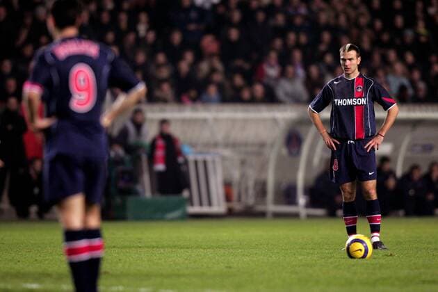 Danijel Ljuboja (Paris St. Germain) steht zum Freistoß bereit Fußball EC 1 Herren Champions League 2004 2005, Paris Saint Germain, PSG Einzelbild pan0011 Paris Konzentration,  