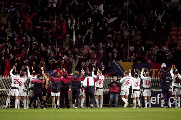 Schlußjubel ZSKA Moskau vor dem jubelnden Fanblock Fußball EC 1 Herren Champions League 2004 2005, CSKA Moskau Totale pan0011 Paris Begeisterung, Freude,  