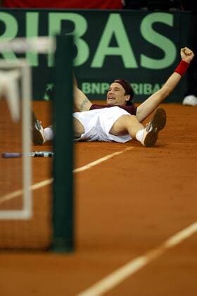 Carlos Moya (Spanien) - Siegesjubel - PUBLISHING RIGHTS FOR GERMAN MEDIA ONLY Tennis Herren Daviscup 2004, Davis Cup, Finale, Endspiel, Sand, Sandplatz, Sandplatztennis, Sandplatzturnier Einzelbild Sevilla Freude, Begeisterung,
