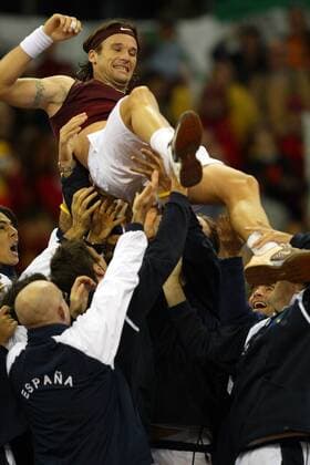 Siegesjubel - Carlos Moya (Spanien) wird nach dem entscheidenden Sieg gefeiert - PUBLISHING RIGHTS FOR GERMAN MEDIA ONLY Tennis Herren Daviscup 2004, Davis Cup, Finale, Endspiel, Sand, Sandplatz, Sandplatztennis, Sandplatzturnier Gruppe Sevilla Freude, Begeisterung,
