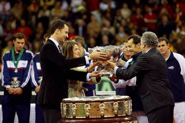 Siegerehrung - Kronprinz Felipe von Spanien (li.) und seine Frau Letizia Ortiz überreichen Teamkapitän Jordi Arrese (Spanien, 2.v.re.) den Daviscup - PUBLISHING RIGHTS FOR GERMAN MEDIA ONLY Tennis Herren Daviscup 2004, Davis Cup, Finale, Endspiel, Gruppe Sevilla Freude,