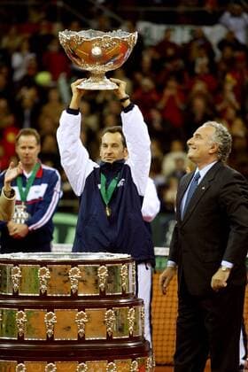 Siegerehrung - Teamkapitän Jordi Arrese (Spanien) präsentiert den Daviscup - PUBLISHING RIGHTS FOR GERMAN MEDIA ONLY Tennis Herren Daviscup 2004, Davis Cup, Finale, Endspiel, Gruppe Sevilla