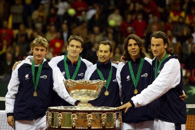 Daviscup Sieger Spanien, v. li.: Juan Carlos Ferrero, Tommy Robredo, Teamkapitän Jordi Arrese, Rafael Nadal, Carlos Moya - PUBLISHING RIGHTS FOR GERMAN MEDIA ONLY Tennis Herren Daviscup 2004, Davis Cup, Finale, Endspiel, Gruppe Sevilla Freude,