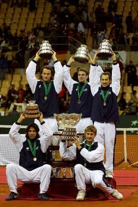 Daviscup Sieger Spanien, hi. v. li.: Carlos Moya, Tommy Robredo, Teamkapitän Jordi Arrese, vorn: Rafael Nadal und Juan Carlos Ferrero - PUBLISHING RIGHTS FOR GERMAN MEDIA ONLY Tennis Herren Daviscup 2004, Davis Cup, Finale, Endspiel, Gruppe Sevilla Freude,