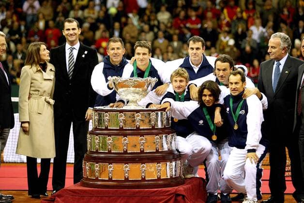 Daviscup Sieger Spanien, v.re.:Teamchef Jordi Arrese, Carlos Moya, Rafael Nadal, Teamchef Jose Perlas, Juan Carlos Ferrero, Tommy Robredo, Teamchef Juan Avendano, Kronprinz Felipe v. Spanien mit Frau Letizia Ortiz - PUBLISHING RIGHTS FOR GERMAN MEDIA ONLY Tennis Herren Daviscup 2004, Davis Cup, Finale, Endspiel, Daviscupteam, Team Gruppe People, Aufmacher Sevilla Freude,