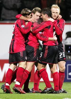 Torjubel Leverkusen, v. li.: Andrej Voronin, Hanno Balitsch, Bernd Schneider und Carsten Ramelow Fußball EC 1 Herren Champions League 2004 2005, Bayer 04 Leverkusen Gruppe Leverkusen Freude,
