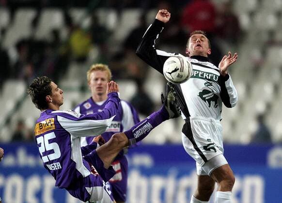 Ernst Öbster (Salzburg, li.) gegen Christian Mayrleb (Pasching) Fußball Herren tmobileBundesliga 2004 2005, SV Wüstenrot Salzburg - FC Superfund Pasching 0:1, Vdig Gruppe Wals Siezenheim Dynamik,