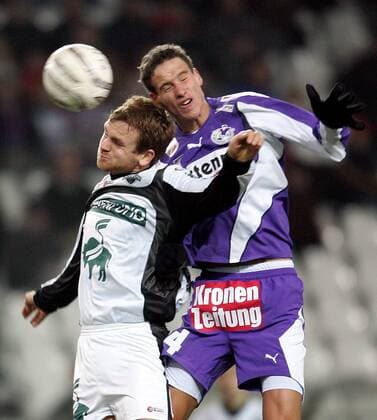 Michael Horvath (Pasching, li.) gegen Alexander Pöllhuber (Salzburg) Fußball Herren tmobileBundesliga 2004 2005, SV Wüstenrot Salzburg - FC Superfund Pasching 0:1, Vdig Gruppe Wals Siezenheim Dynamik,