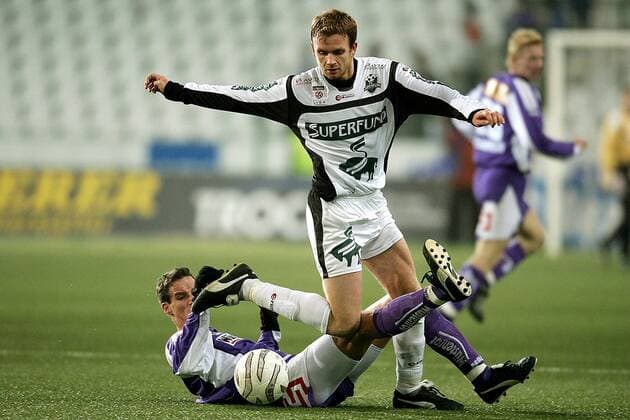 Michael Horvath (Pasching, re.) gegen den am Boden liegenden Alexander Pöllhuber (Salzburg) Fußball Herren tmobileBundesliga 2004 2005, SV Wüstenrot Salzburg - FC Superfund Pasching 0:1, Vdig Gruppe Wals Siezenheim Dynamik,