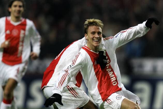 Torschütze Nicolae Mitea (Amsterdam) läßt sich feiern - PUBLISHING RIGHTS FOR GERMAN MEDIA ONLY Fußball EC 1 Herren Champions League 2004 2005, Ajax Amsterdam Gruppe Amsterdam Freude, Begeisterung,