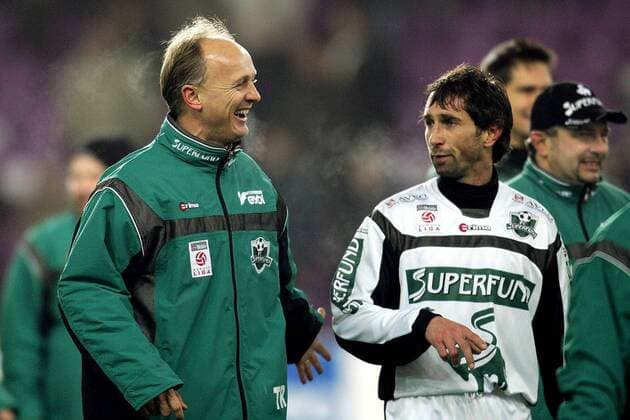 Trainer Georg Zellhofer (li.) und Eduard Glieder (beide Pasching) zufrieden nach Spielende Fußball Herren tmobileBundesliga 2004 2005, 1. Österreichische Liga, FC Superfund Pasching, Vdig Gruppe Wals Siezenheim Freude,