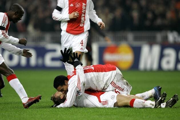 Torschütze Nicolae Mitea (unten.) jubelt mit Nigel de Jong (beide Amsterdam) - PUBLISHING RIGHTS FOR GERMAN MEDIA ONLY Fußball EC 1 Herren Champions League 2004 2005, Ajax Amsterdam Gruppe Amsterdam Freude, Begeisterung,