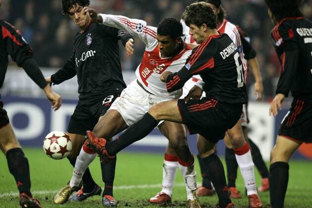 Ryan Babel (Ajax Amsterdam, Mitte) gegen Michael Ballack (li.) und Martin Demichelis (beide Bayern) - PUBLISHING RIGHTS FOR GERMAN MEDIA ONLY Fußball EC 1 Herren Champions League 2004 2005, Ajax Amsterdam - FC Bayern München 2:2 Gruppe Amsterdam Dynamik, Kampf,