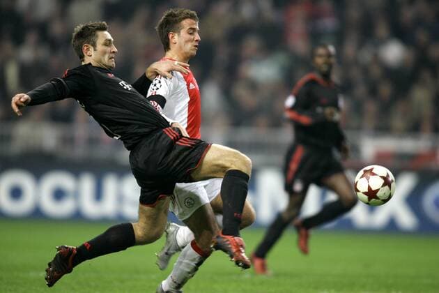 Robert Kovac (Bayern, li.) gegen Rafael van der Vaart (Ajax Amsterdam) - PUBLISHING RIGHTS FOR GERMAN MEDIA ONLY Fußball EC 1 Herren Champions League 2004 2005, Ajax Amsterdam - FC Bayern München 2:2 Gruppe Amsterdam Dynamik,