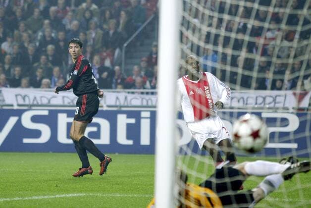 Roy Makaay (Bayern, li.) erzielt das 0:1 - PUBLISHING RIGHTS FOR GERMAN MEDIA ONLY Fußball EC 1 Herren Champions League 2004 2005, Ajax Amsterdam - FC Bayern München 2:2 Totale Amsterdam