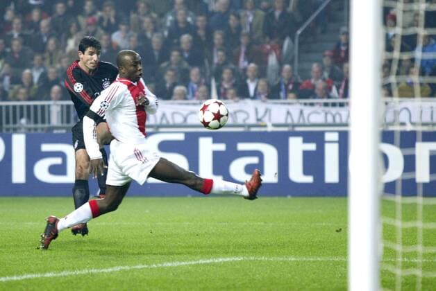 Roy Makaay (Bayern, li.) erzielt das 0:1, Hatem Trabelsi (Ajax Amsterdam) kommt zu spät - PUBLISHING RIGHTS FOR GERMAN MEDIA ONLY Fußball EC 1 Herren Champions League 2004 2005, Ajax Amsterdam - FC Bayern München 2:2 Gruppe Amsterdam Dynamik,