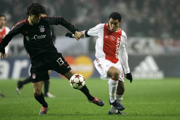 Michael Ballack (Bayern, li.) gegen Nigel de Jong (Ajax Amsterdam) - PUBLISHING RIGHTS FOR GERMAN MEDIA ONLY Fußball EC 1 Herren Champions League 2004 2005, Ajax Amsterdam - FC Bayern München 2:2 Gruppe Amsterdam Dynamik, Kampf,