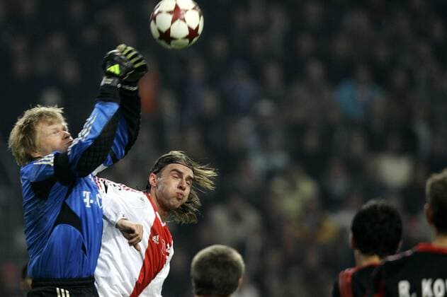 Torwart Oliver Kahn (Bayern) klärt mit den Fäusten vor Zdenek Grygera (Ajax Amsterdam) - PUBLISHING RIGHTS FOR GERMAN MEDIA ONLY Fußball EC 1 Herren Champions League 2004 2005, Ajax Amsterdam - FC Bayern München 2:2 Gruppe Amsterdam Dynamik, Kampf, Abwehr,