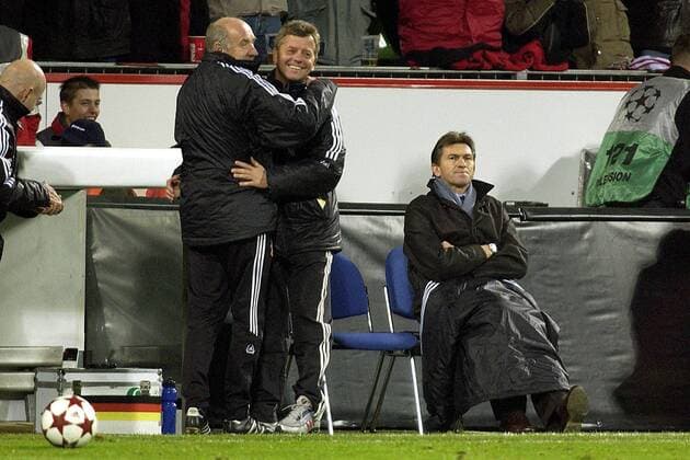 V. li.: Physiotherapeut Dieter Trzolek und Co Trainer Peter Hermann bejubeln die Führung, Trainer Klaus Augenthaler hat schon zu viel erlebt um gleich auszuflippen Fußball EC 1 Herren Champions League 2004 2005, Bayer 04 Leverkusen, Vdig Gruppe Leverkusen Freude,