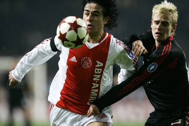 Tobias Rau (Bayern, re.) gegen Mauro Rosales (Ajax Amsterdam) - PUBLISHING RIGHTS FOR GERMAN MEDIA ONLY Fußball EC 1 Herren Champions League 2004 2005, Ajax Amsterdam - FC Bayern München 2:2 Gruppe Amsterdam Dynamik, Kampf,