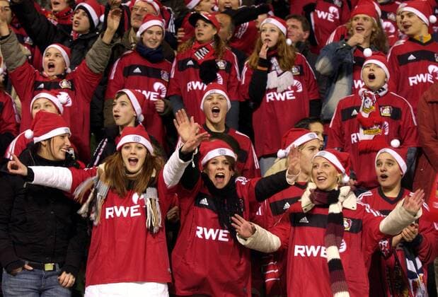 Für junge Bayer Fans mit Nikolausmützen ist dieser Fußballabend der Beginn einer heiligen Nacht Fußball EC 1 Herren Champions League 2004 2005, Bayer 04 Leverkusen, Vdig Gruppe Leverkusen Freude, Begeisterung,
