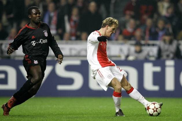 Nicolae Mitea (Ajax Amsterdam) erzielt das 2:1, li. Samuel Osei Kuffour (Bayern) - PUBLISHING RIGHTS FOR GERMAN MEDIA ONLY Fußball EC 1 Herren Champions League 2004 2005, Ajax Amsterdam - FC Bayern München 2:2 Gruppe Amsterdam Dynamik,