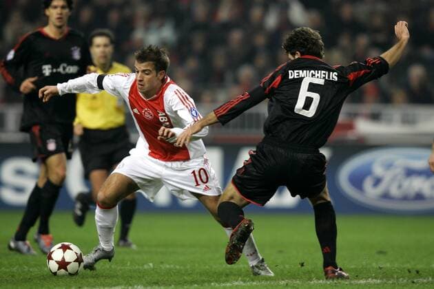Rafael van der Vaart (Ajax Amsterdam, li.) geht an Martin Demichelis (Bayern) vorbei - PUBLISHING RIGHTS FOR GERMAN MEDIA ONLY Fußball EC 1 Herren Champions League 2004 2005, Ajax Amsterdam - FC Bayern München 2:2 Gruppe Amsterdam Dynamik,