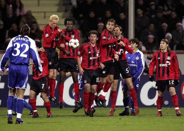 Freistoßmauer Leverkusen, v. li.: Carsten Ramelow, Roque Junior, Paul Freier, Dimitar Berbatov, Jens Nowotny, Kleber (Dynamo Kiev) und Andrej Voronin Fußball EC 1 Herren Champions League 2004 2005, Dinamo Kiew Gruppe Leverkusen