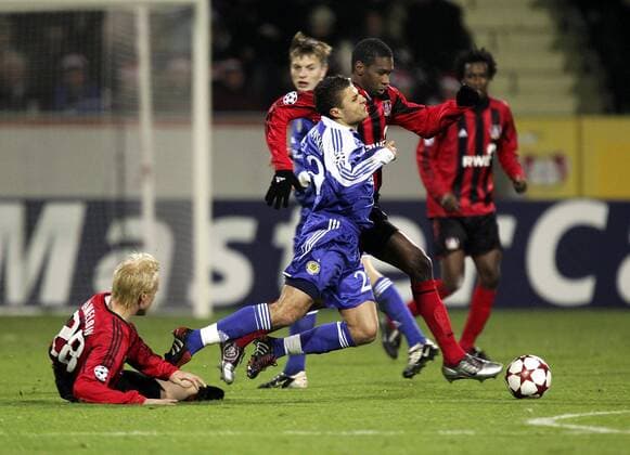 Maris Verpakovskis (Dynamo Kiev, Mitte) gegen Juan (re.) und Carsten Ramelow (beide Leverkusen) Fußball EC 1 Herren Champions League 2004 2005, Dinamo Kiew Gruppe Leverkusen Dynamik, Kampf,