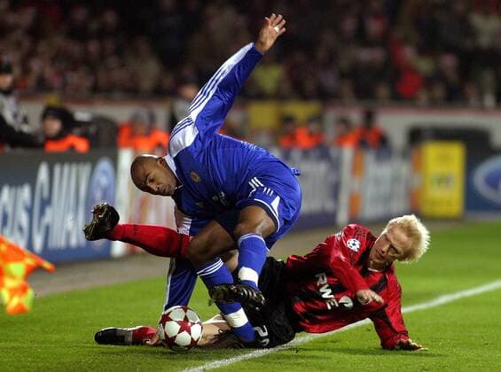 Diogo Rincon (Dynamo Kiev, li.) gegen Carsten Ramelow (Leverkusen) Fußball EC 1 Herren Champions League 2004 2005, Bayer 04 Leverkusen - Dinamo Kiew 3:0 Gruppe Leverkusen Dynamik, Kampf,