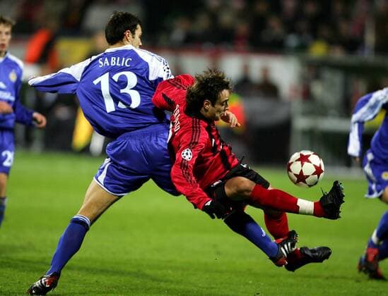 Dimitar Berbatov (Leverkusen, re.) gegen Goran Sablic (Kiev) Fußball EC 1 Herren Champions League 2004 2005, Bayer 04 Leverkusen - Dynamo Kiew 3:0, Dinamo, Vdig Gruppe Leverkusen Dynamik, Kampf,