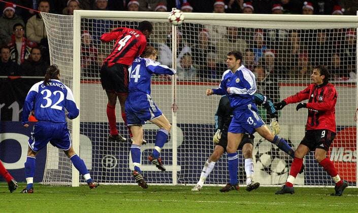 Juan (Leverkusen, 2. v. li.) erzielt das 1:0 per Kopfball gegen Husin (Mitte), Gavrancic (li.) und Sablic (alle Dynamo Kiev) Fußball EC 1 Herren Champions League 2004 2005, Bayer 04 Leverkusen - Dinamo Kiew 3:0 Gruppe Leverkusen