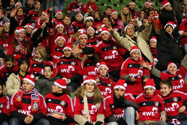 Junge Leverkusener Fans mit Nikolausmützen Fußball EC 1 Herren Champions League 2004 2005, Bayer 04 Leverkusen Totale Leverkusen