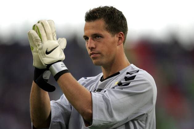 Torwart Thomas Sörensen (Dänemark) bedankt sich bei den Anhängern - NOT TO BE PUBLISHED IN JAPANESE MEDIA Fußball EM Herren Euro 2004, Europameisterschaft, Länderspiel, Nationalmannschaft, Nationalteam, Viertelfinale Einzelbild Porto