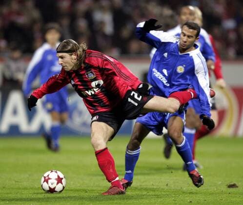 Andrej Voronin (Leverkusen, li.) gegen Badr El Kaddouri (Dinamo Kiev) Fußball EC 1 Herren Champions League 2004 2005, Bayer 04 Leverkusen - Dynamo Kiew 3:0 Gruppe Leverkusen Dynamik,