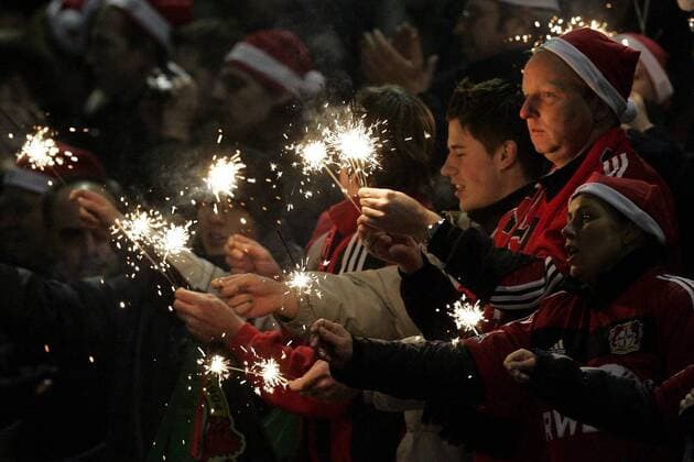 Die Leverkusener Fans sorgen mit Wunderkerzen für festliche Stimmung Fußball EC 1 Herren Champions League 2004 2005, Bayer 04 Leverkusen Totale Leverkusen