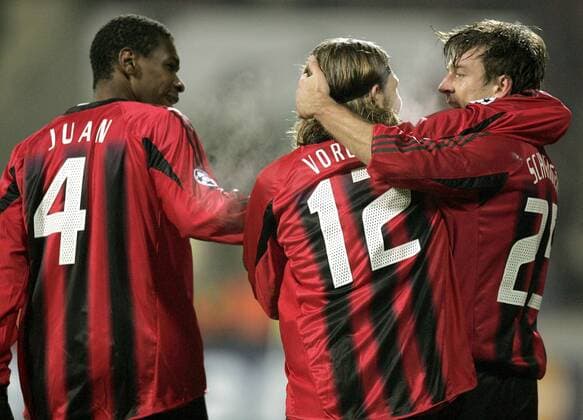 Torjubel Leverkusen, v. li.: Juan, Andrej Voronin und Bernd Schneider Fußball EC 1 Herren Champions League 2004 2005, Bayer 04 Leverkusen Gruppe Leverkusen Begeisterung, Freude,
