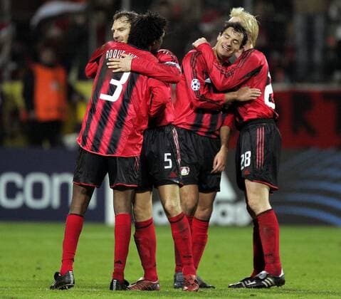 Schlußjubel Leverkusen, v. li.: Roque Junior, Jens Nowotny, Marko Babic und Carsten Ramelow Fußball EC 1 Herren Champions League 2004 2005, Bayer 04 Leverkusen Gruppe Leverkusen Begeisterung, Freude,