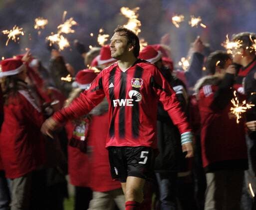 Jens Nowotny (Leverkusen) genießt die weihnachtliche Atmosphäre nach Spielende Fußball EC 1 Herren Champions League 2004 2005, Bayer 04 Leverkusen Einzelbild Leverkusen Freude,