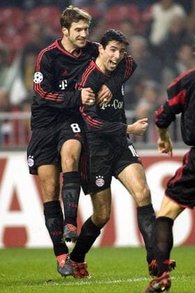 Torsten Frings (li.) und Roy Makaay (beide Bayern) - Torjubel Fußball EC 1 Herren Champions League 2004 2005, FC Bayern München Gruppe Amsterdam Freude,