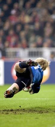 Torwart Oliver Kahn (Bayern) - Parade Fußball EC 1 Herren Champions League 2004 2005, FC Bayern München Einzelbild Amsterdam Dynamik, Abwehr, Höhe