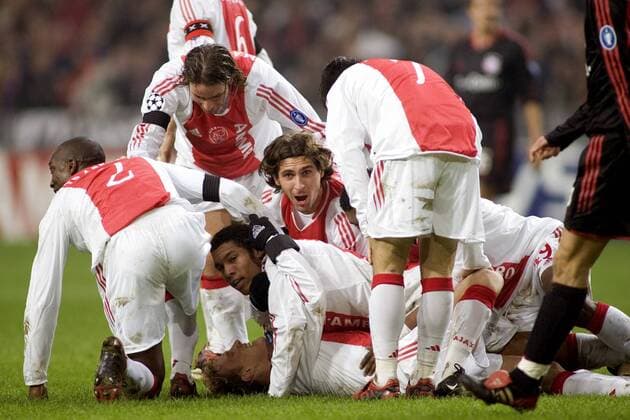 Amsterdamer Spieler feiern den Torschützen Nicolae Mitea (unten), darüber: Nigel de Jong, Julien Escude, Maxwell und Trabelsi (li.) Fußball EC 1 Herren Champions League 2004 2005, Ajax Amsterdam Gruppe Amsterdam Freude, Begeisterung,