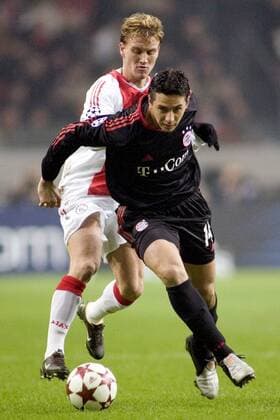 Claudio Pizarro (Bayern, vorn) gegen Nicolae Mitea (Ajax) Fußball EC 1 Herren Champions League 2004 2005, Ajax Amsterdam - FC Bayern München 2:2 Gruppe Amsterdam Dynamik,