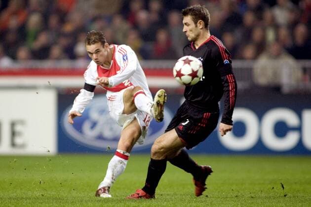 Wesley Sneijder (Ajax) zieht ab, Robert Kovac (Bayern) kommt zu spät Fußball EC 1 Herren Champions League 2004 2005, Ajax Amsterdam - FC Bayern München 2:2 Gruppe Amsterdam Dynamik,